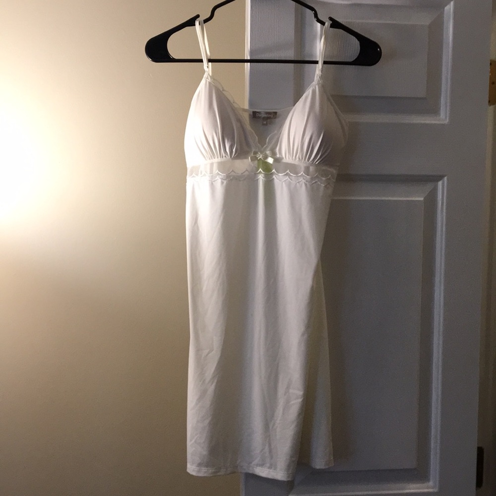 NWT Darjeeling adjustable white nightie with cups